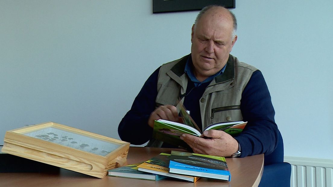 Chiel Jacobusse met een van zijn boeken.