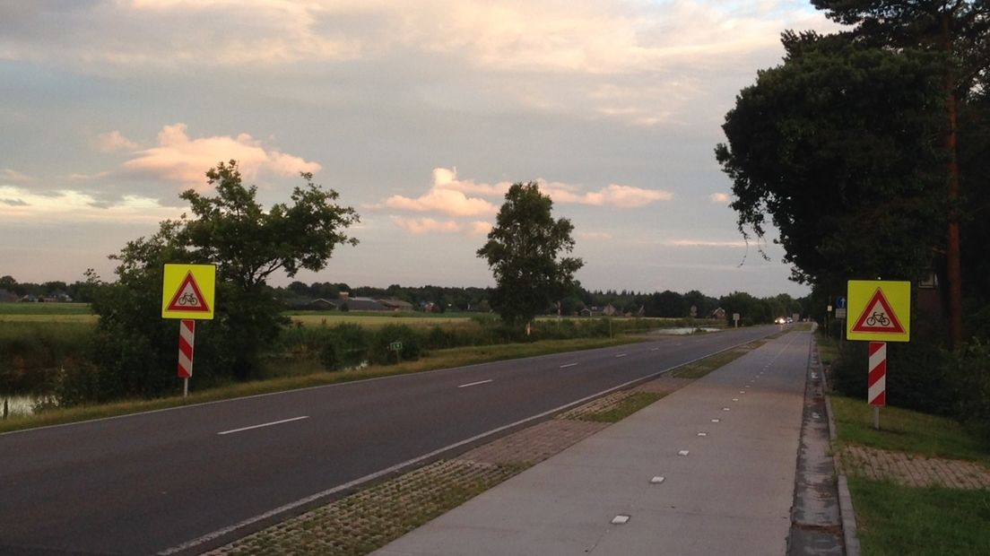 De waarschuwingsborden langs de weg