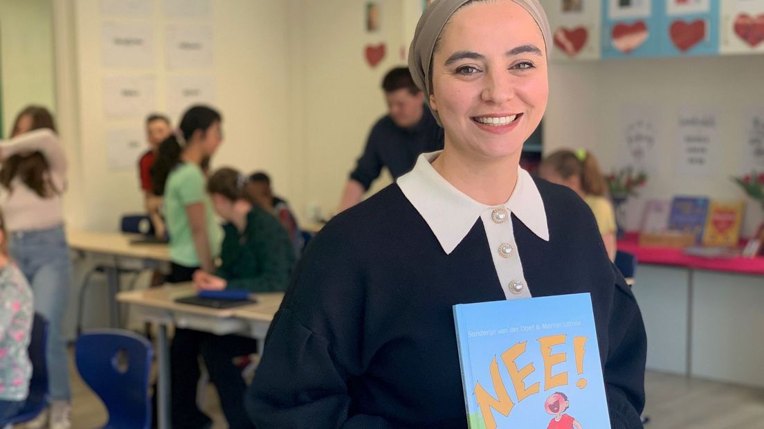 Leerkracht Gulsum Deniz-Karakoc geeft de les aan haar eigen leerlingen