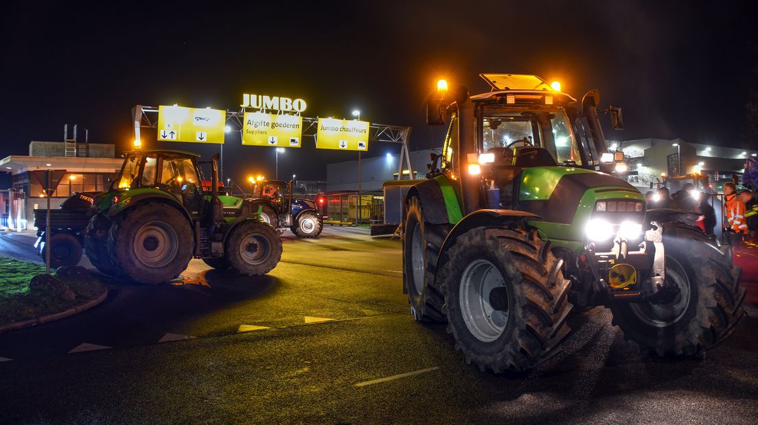 Boerenprotest bij distributiecentrum Jumbo in Woerden, trekkers blokkeren ingang.