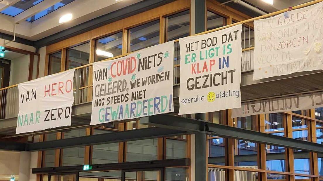 Spandoeken in de hal van het Deventer ziekenhuis hangen al klaar