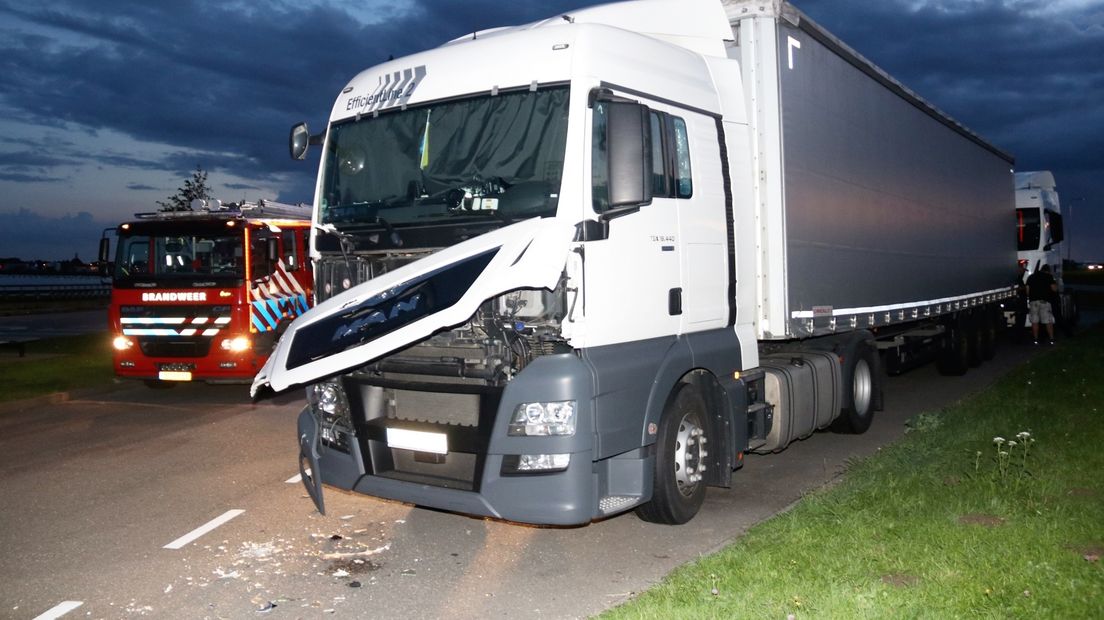 Diesel op de weg na botsing tussen twee buitenlandse vrachtwagens in Bruinisse
