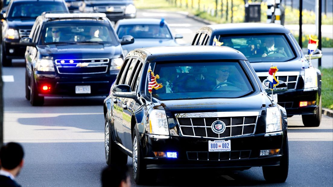 Het straatbeeld als president Barack Obama van Amerika door Den Haag rijdt