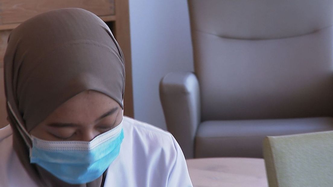 Een Indonesische zorgstudent aan het werk in Drenthe.