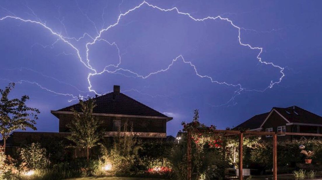 Onweer / bliksem boven een huis in Wijhe