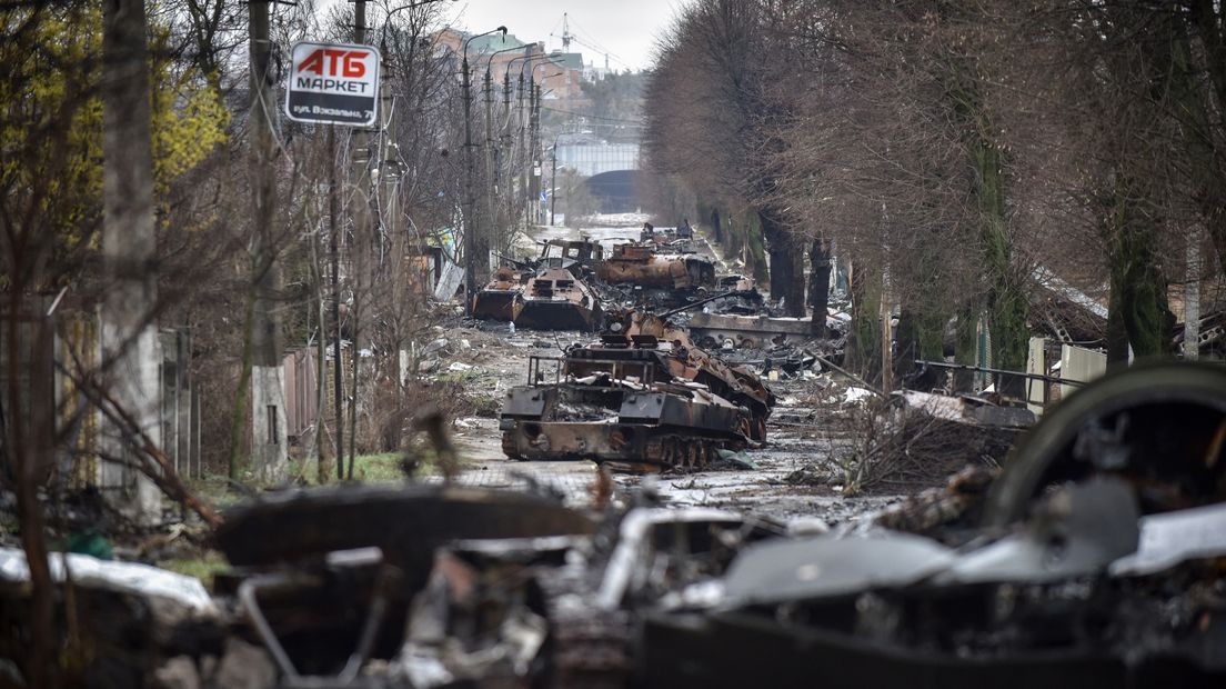 Vokzalna-straat in Boetsja gevuld met vernielde Russische militaire machines nadat deze heroverd was