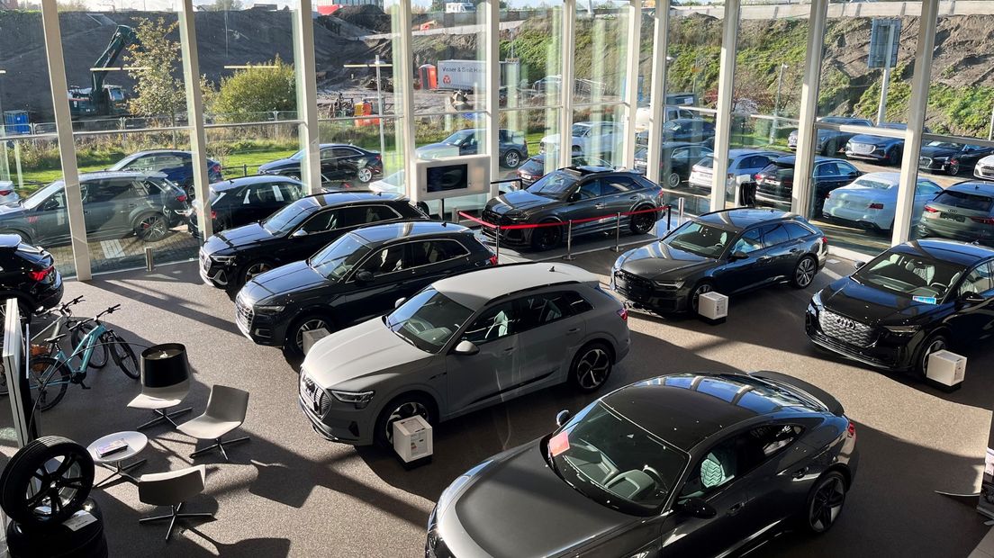 Één van de showrooms vol met auto's