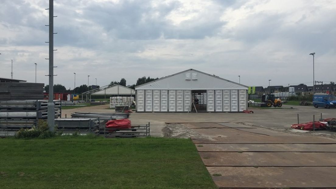 De paviljoens verrijzen op de skeelerbaan.