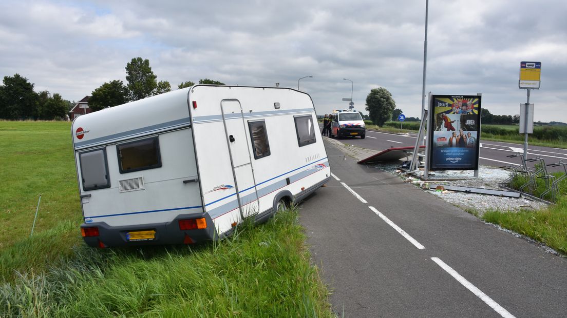 Agenten nemen poolshoogte bij de plaats van het ongeval