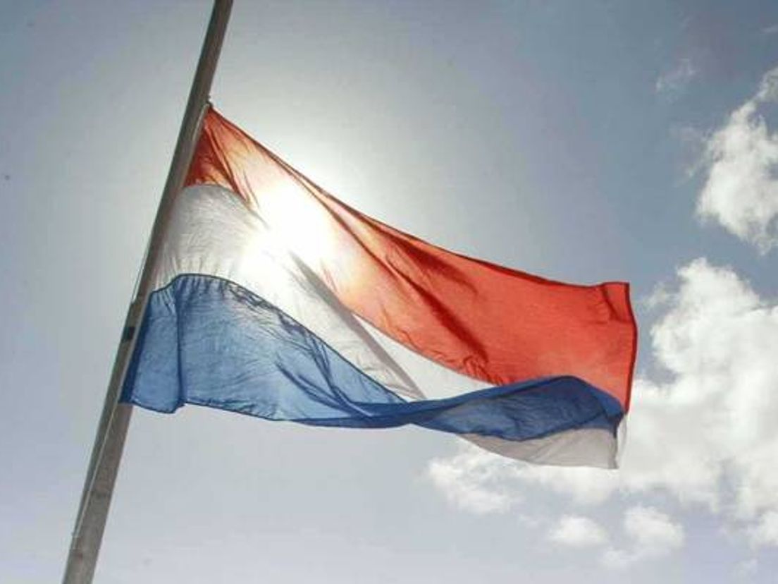 Vlaggen op overheidsgebouwen halfstok Rijnmond