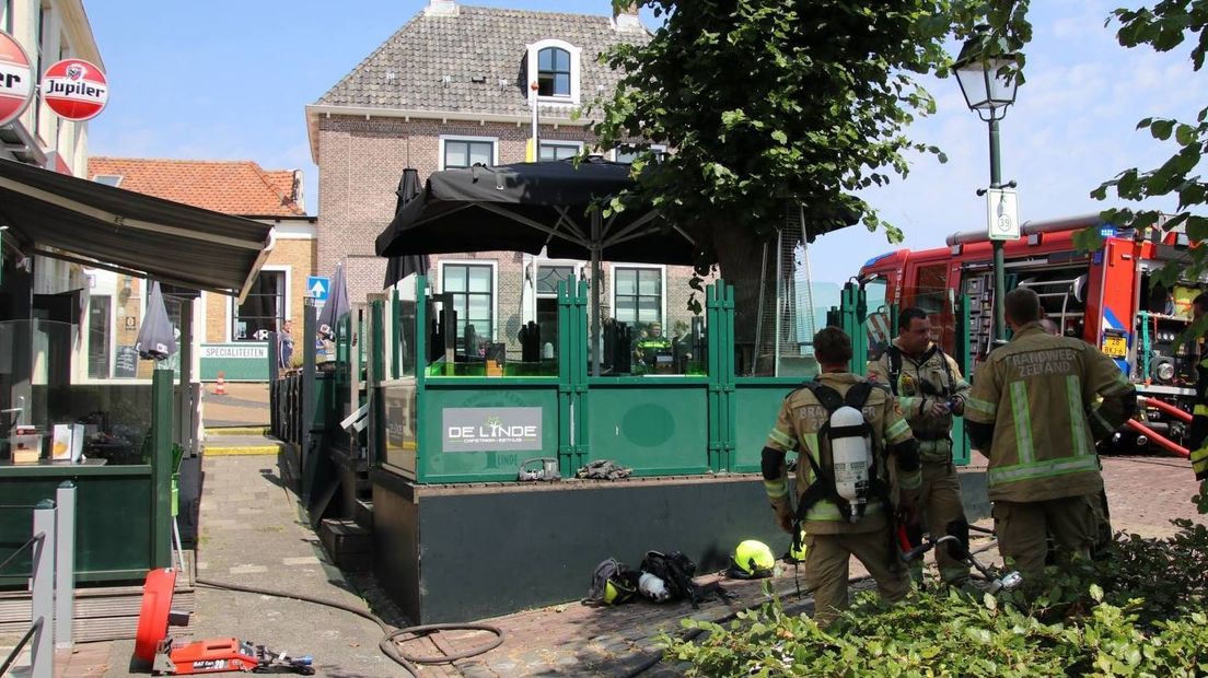 Brand in het dak van café in Colijnsplaat