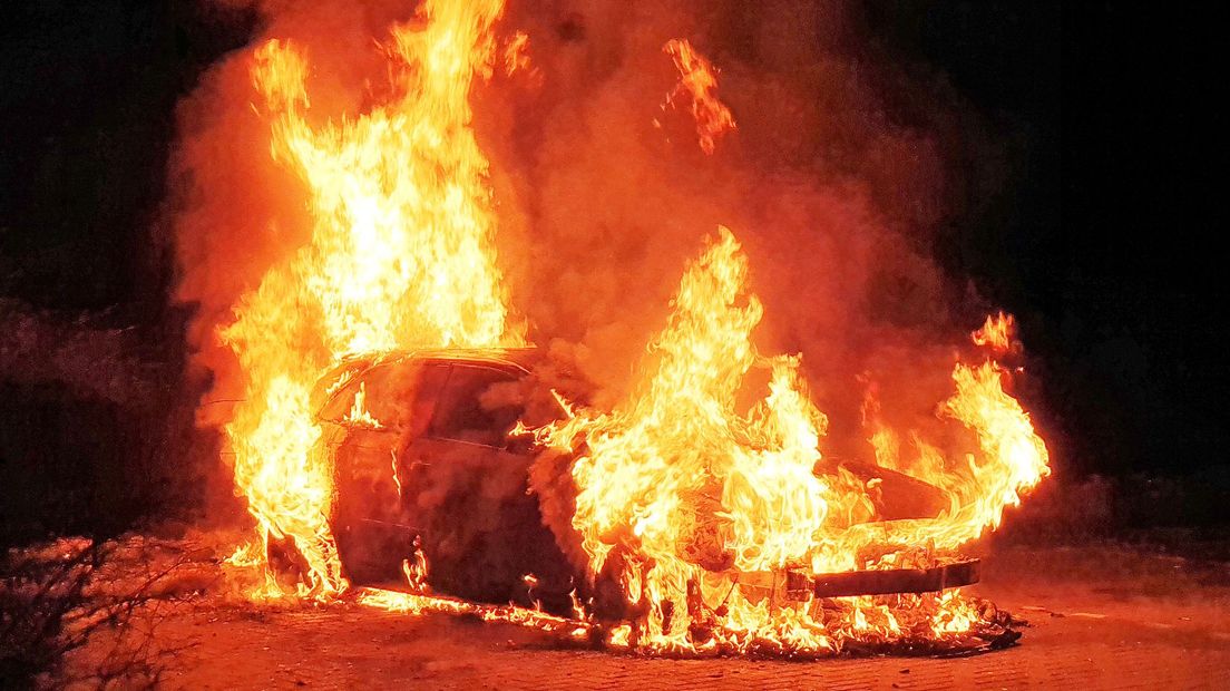 Auto op carpoolplaats in Hoogeveen gaat in vlammen op