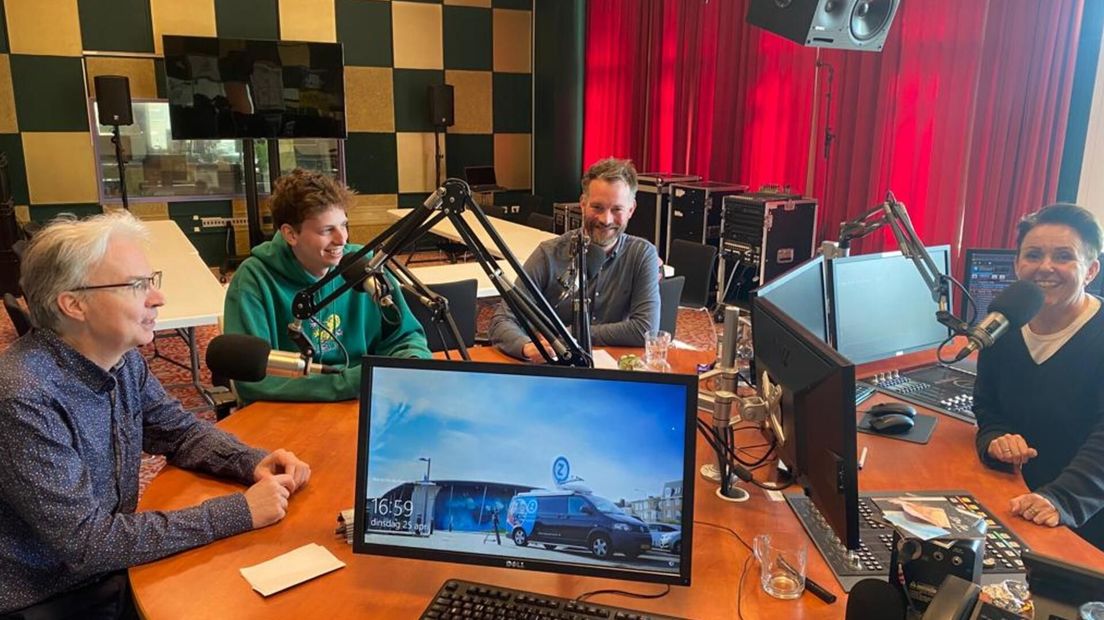 Marcel van den Driest, Justin Philipsen, Stefan Daane en Elsa van Hermon praten over hiphop