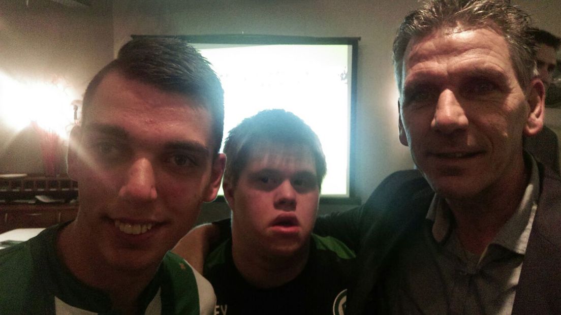 De spelers Sandro en Patrick poseren met oprichter Onno Kukler