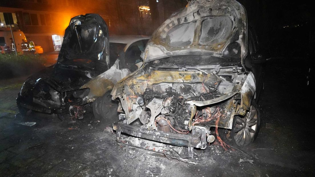 In Hoogeveen werden twee auto's verwoest door de brand