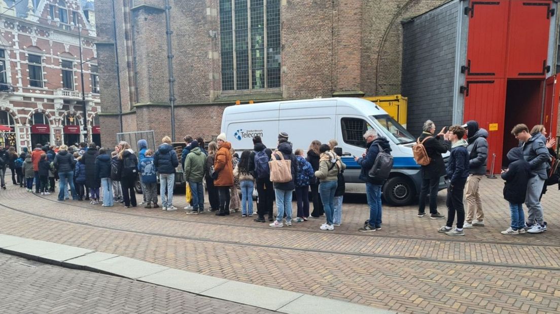 De rij wachtenden buiten de Grote Kerk