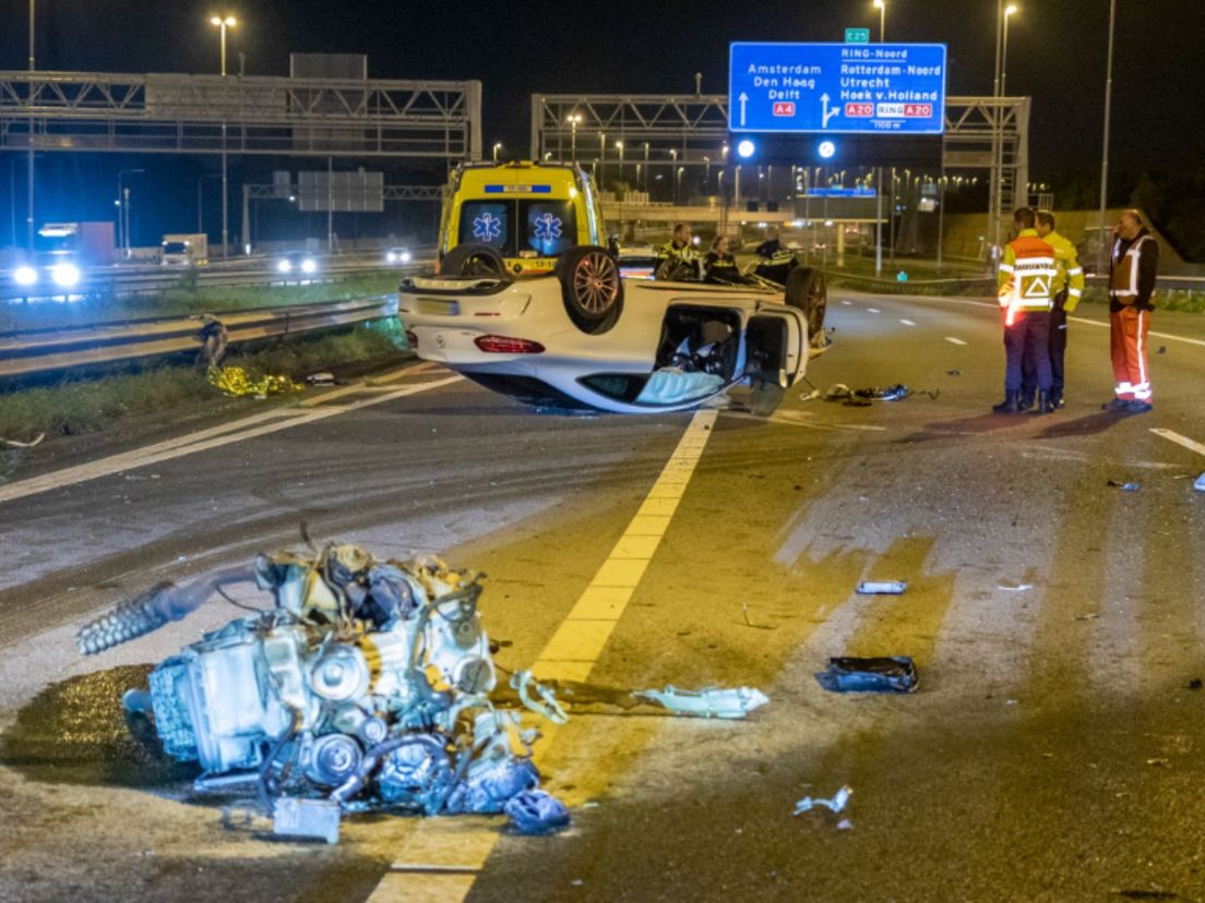 Na het ongeluk op de A4 was het wegdek bezaaid met brokstukken