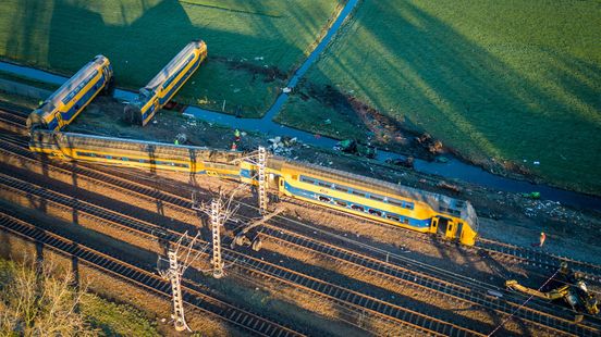 Dode en tientallen gewonden bij ernstig treinongeluk Voorschoten: ‘Nu is het goed mis’. Dode en tientallen gewonden bij ernstig treinongeluk Voorschoten: ‘Nu is het goed mis’.