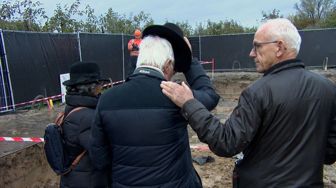 Nabestaande en historicus bij bergingsplaats
