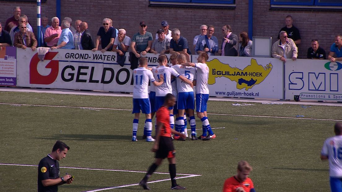Hoek opent seizoen met zege in doelpuntenfestijn