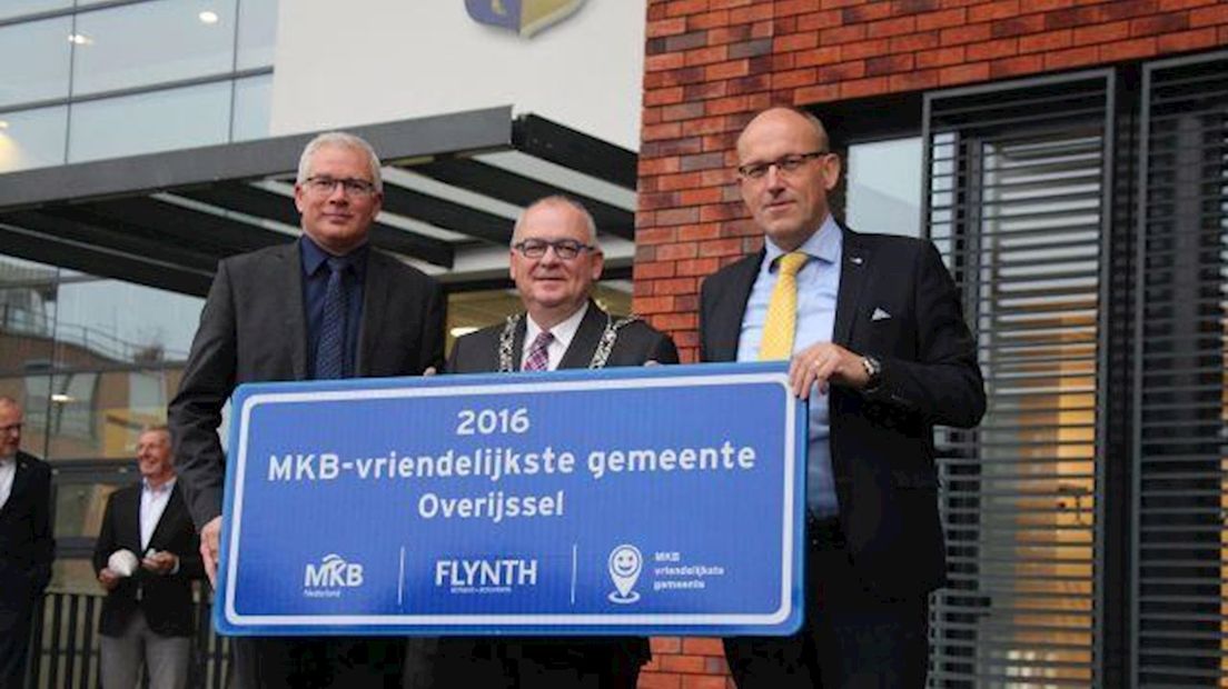 Foto v.l.n.r.: regiomanager MKB-Nederland Hans Bakker, burgemeester Arco Hofland, Flynth direc