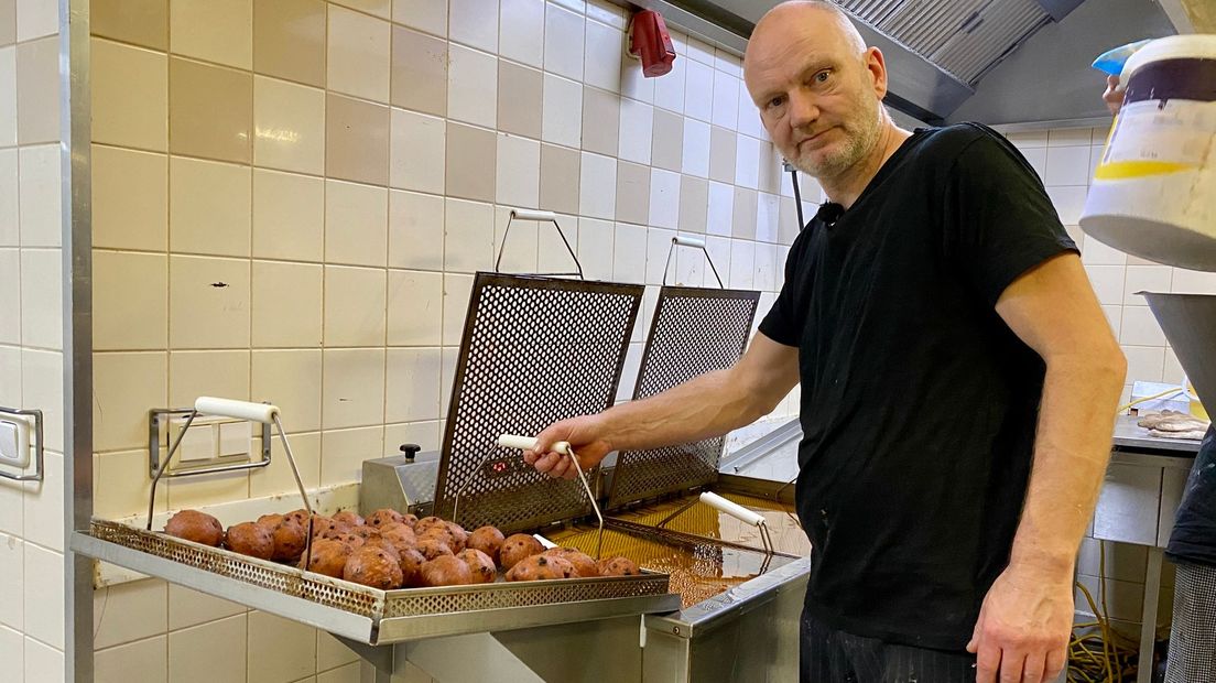 Willem Steenbergen met zijn prijswinnende oliebollen