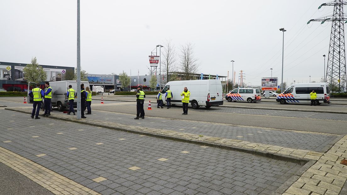 Politie Deelt Veertien Boetes Uit Bij Grote Verkeerscontrole In ...