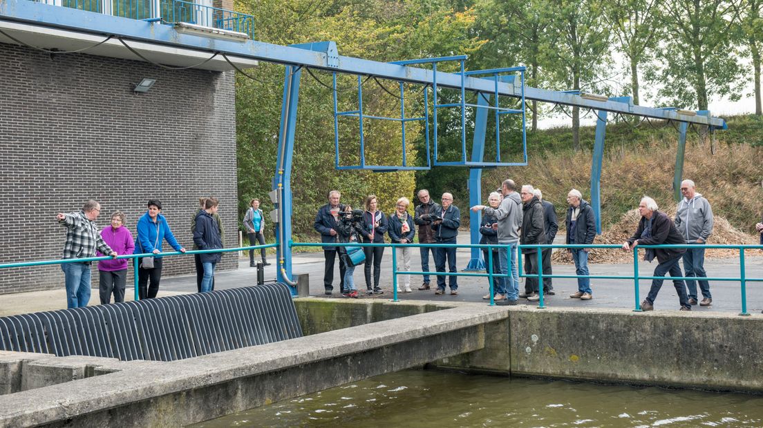 Bezoekers krijgen een rondleiding door het gemaal Campen in Ossenisse