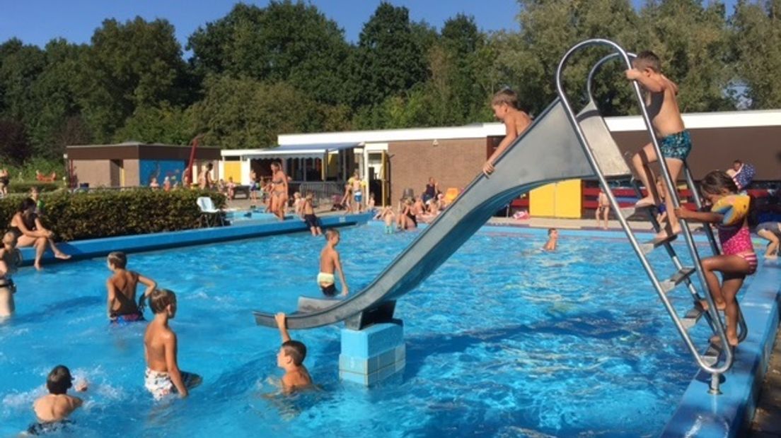 Zwembad Tholen is gered, maar moet nog flink bezuinigen