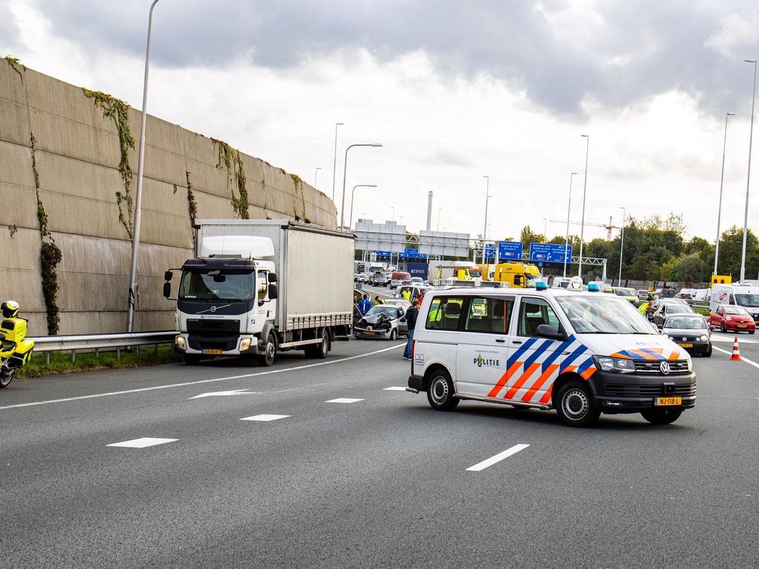 Een kleine personenwagen botste op een vrachtwagen op de A4 nadat de bestuurder onwel werd.