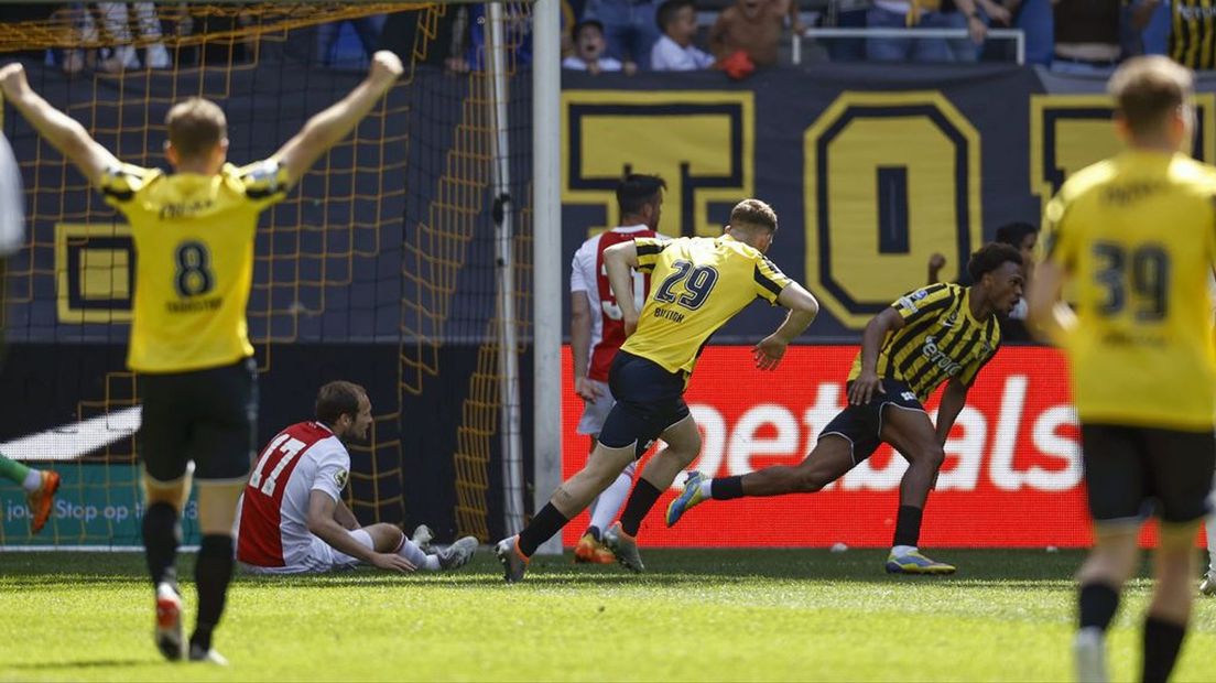 Openda zette Vitesse met twee goals op voorsprong.