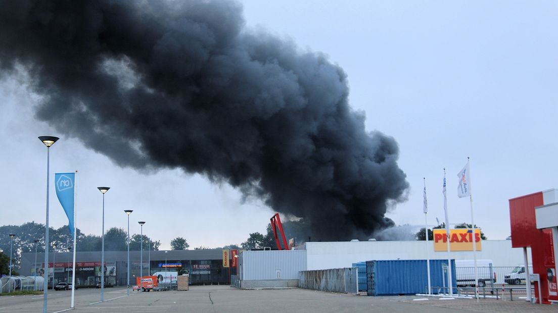 Asbest vrijgekomen bij uitslaande brand autobedrijf Vlissingen (video)