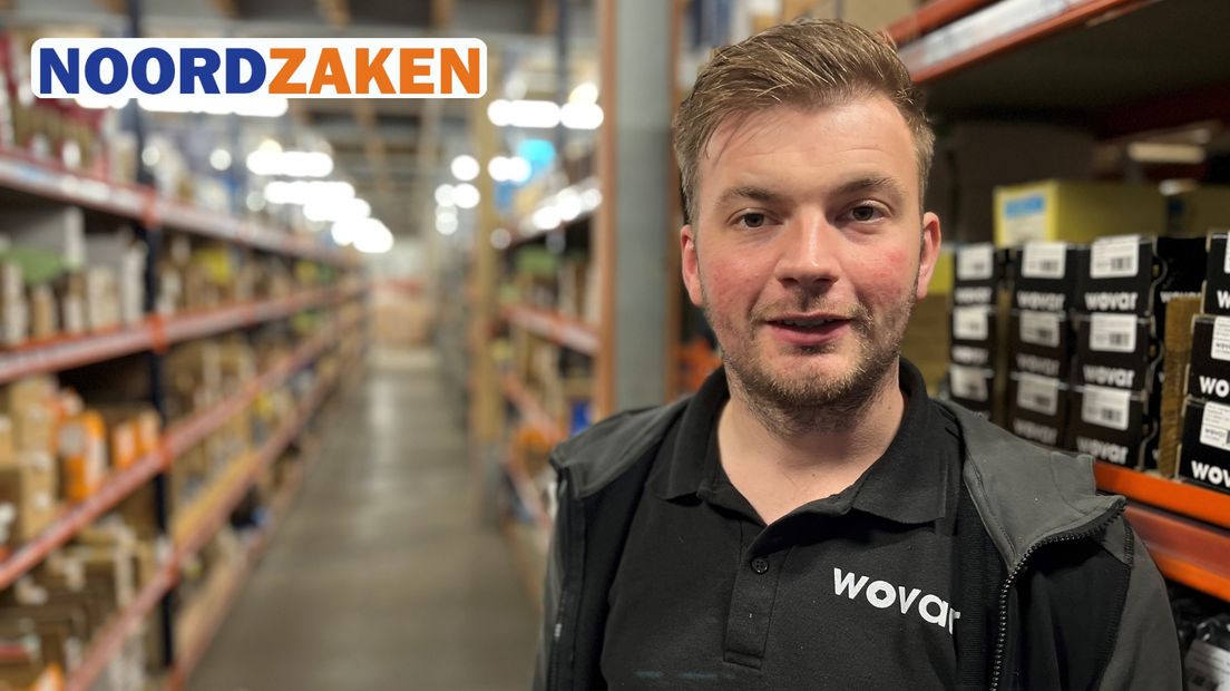 Jesse Keizer in het huidige magazijn aan de Emdenweg