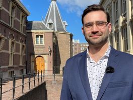 Leids Volt-politicus Ernst Boutkan laat nieuwe werkplek op Binnenhof zien