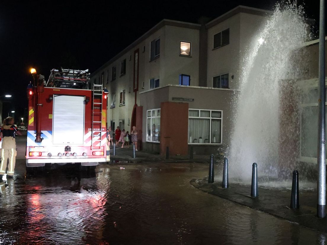 Crowdfunding voor waterschade brandkraan Duindorp geslaagd: 'Fantastisch, geweldig'