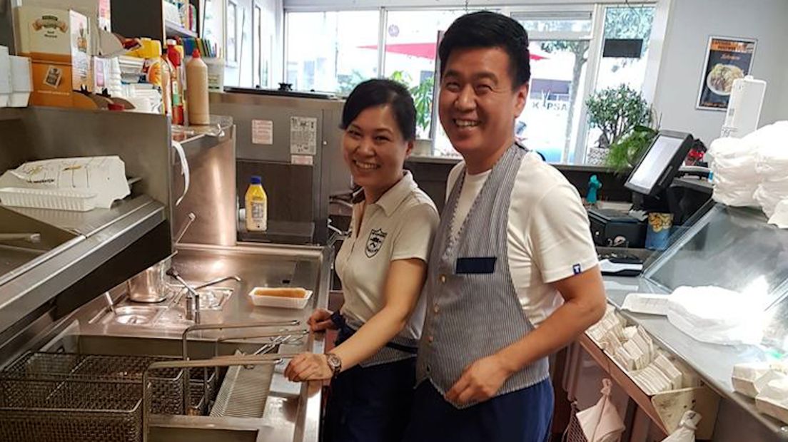 Wei en zijn vrouw in hun cafetaria