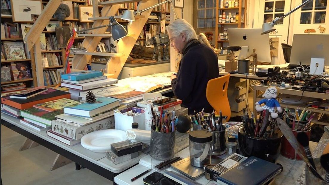 Illustrator Jan Jutte aan het werk.