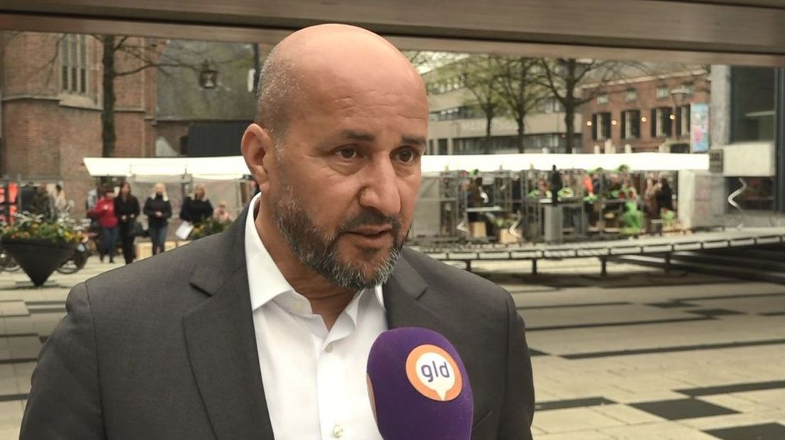 Burgemeester Marcouch van Arnhem leeft mee met de omwonenden na de brand.
