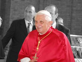 Condoleanceregister voor overleden paus bij ambassade van Het Vaticaan