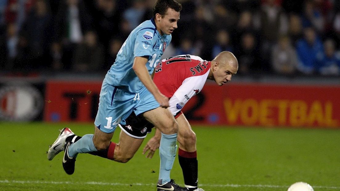 Wilkshire namens FC Twente in actie tegen Feyenoord