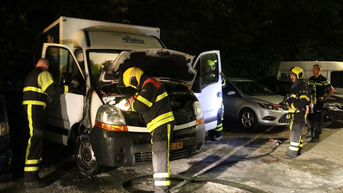 Vandalen steken busje in de fik op de Tulpstraat in Rijswijk - Omroep West