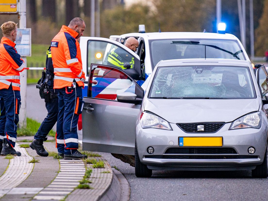 Bij de aanrijding is de voorruit van de auto beschadigd geraakt