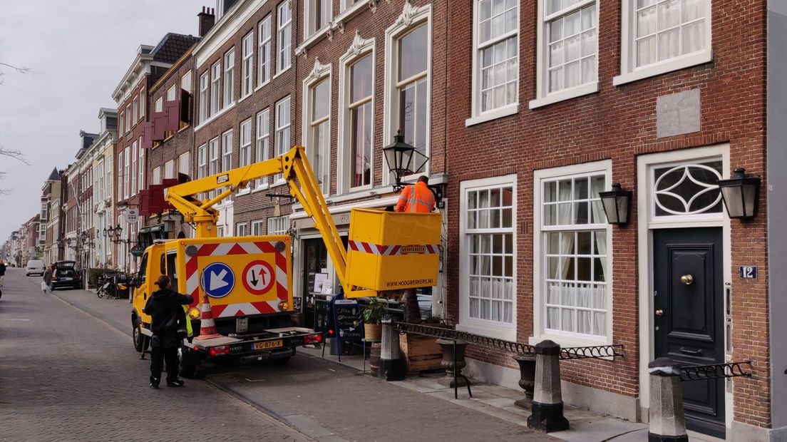 Buurtbewoners zijn niet tevreden over de nieuwe straatverlichting aan de Haagse grachten. | Foto Omroep West