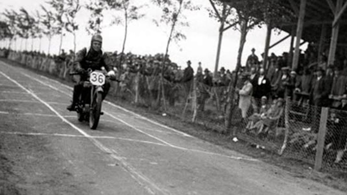 Motorcoureur Piet van Wijngaarden won de eerste TT-races in 1925 en 1926.