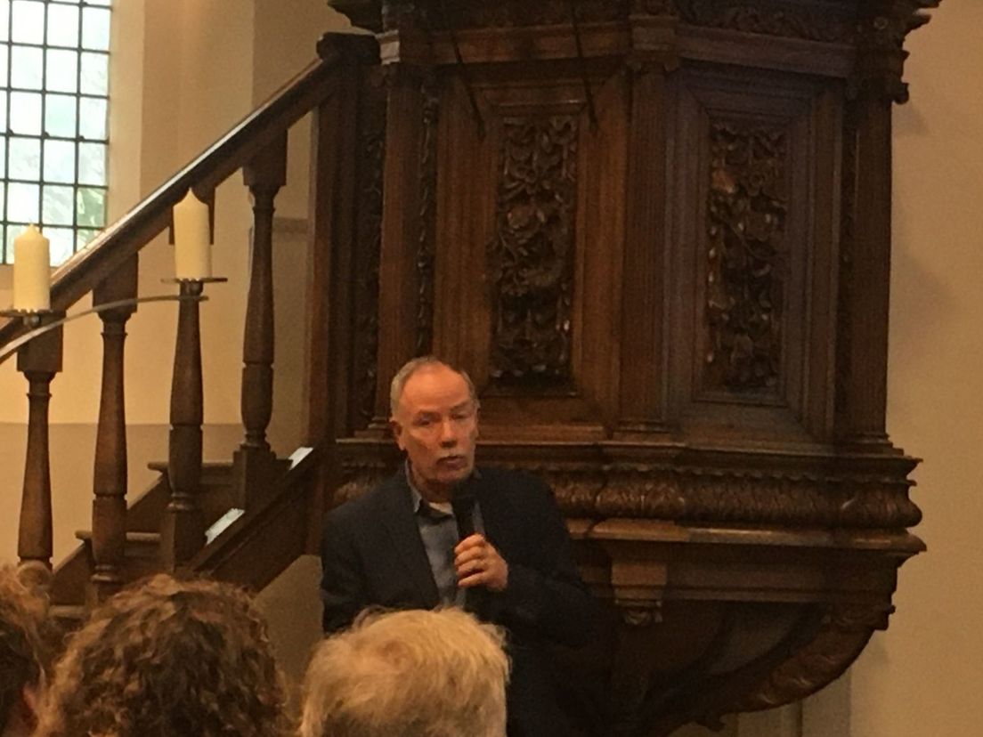 Archeoloog en eindredacteur NDVA Vincent van Vilsteren op de presentatie in de Jacobuskerk in Rolde (Rechten: Sophie Timmer / RTV Drenthe)