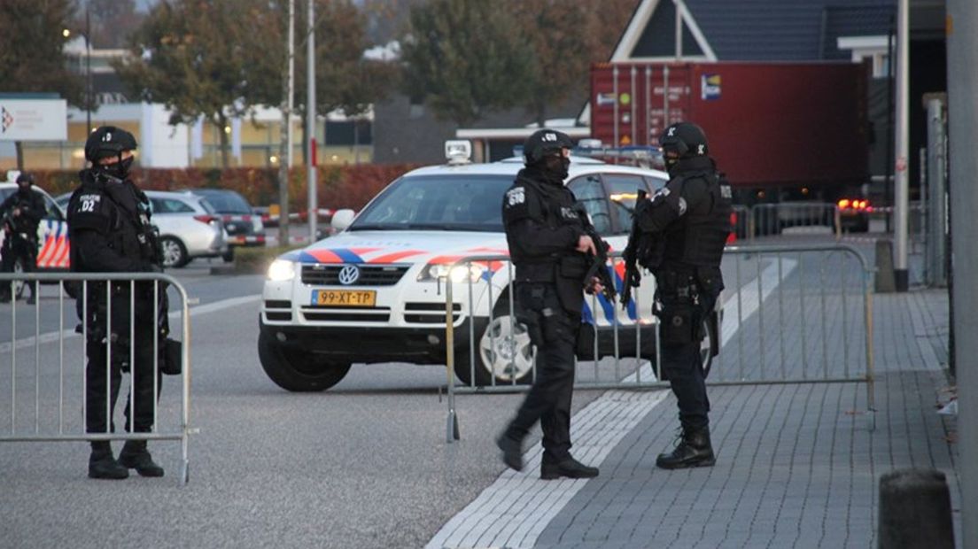 Zwaar bewapende agenten bij transportbedrijf Rijssen na drugsvondst