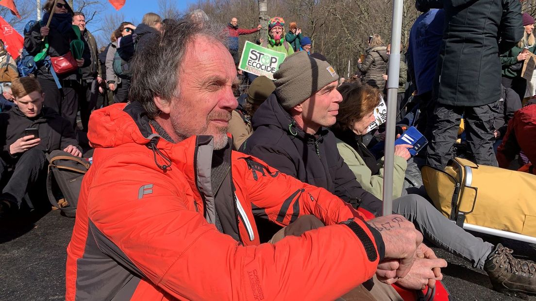 Beide heren hebben zich omgekleed voor de waterkanonnen