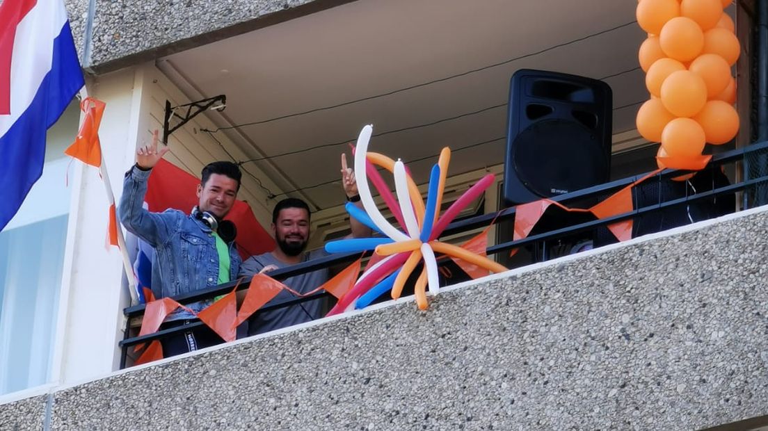 Dennis en zijn broer Jeffrey organiseerden gisteravond een feestje voor de bewoners van de Andosdreef in Utrecht.