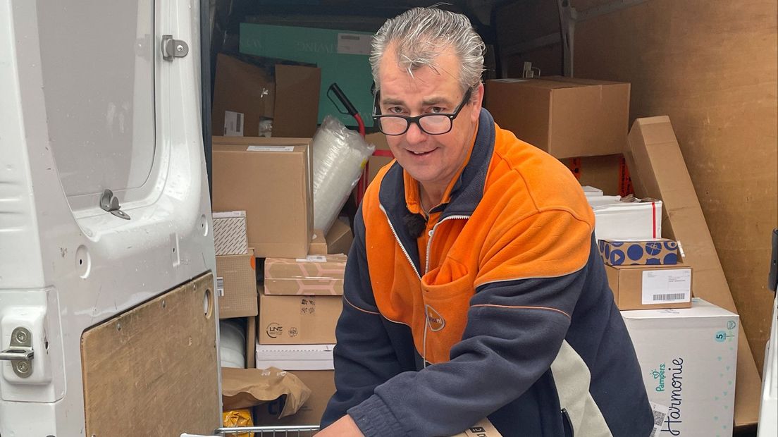 Kees Vlasveld tijdens zijn pakketronde