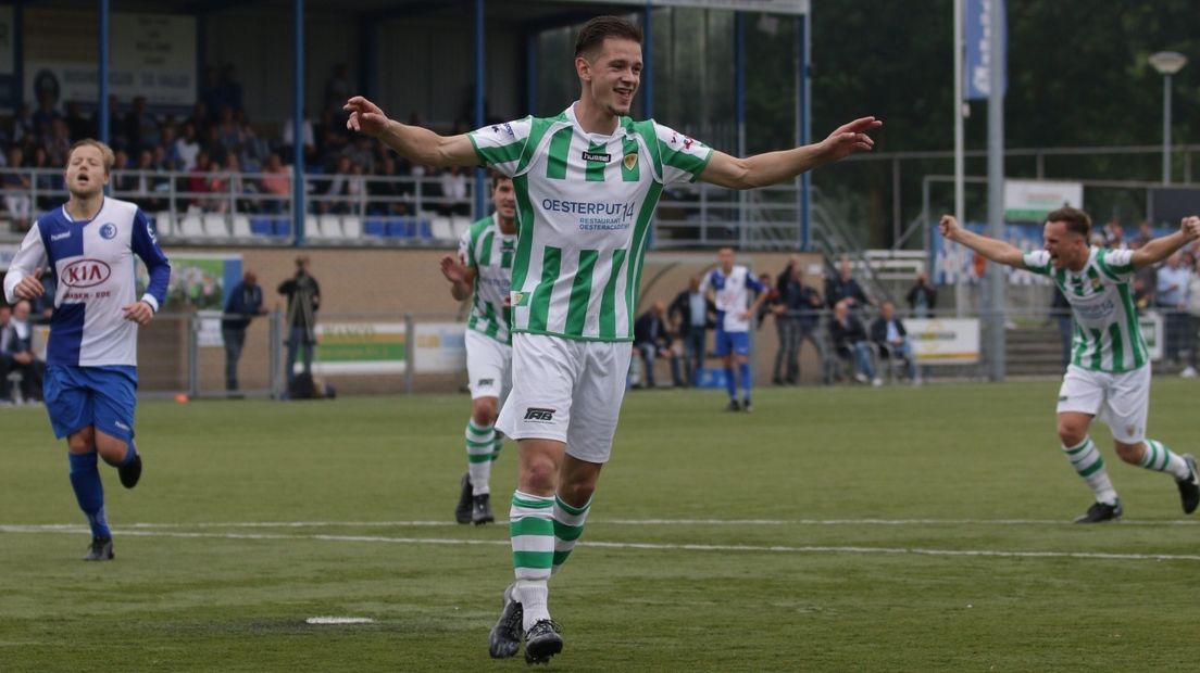 Maarten van Vooren juicht nadat hij Kloetinge op voorsprong heeft gezet